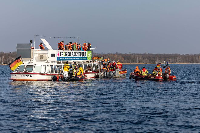 MS Cospuden umgeben von Rettungsbooten