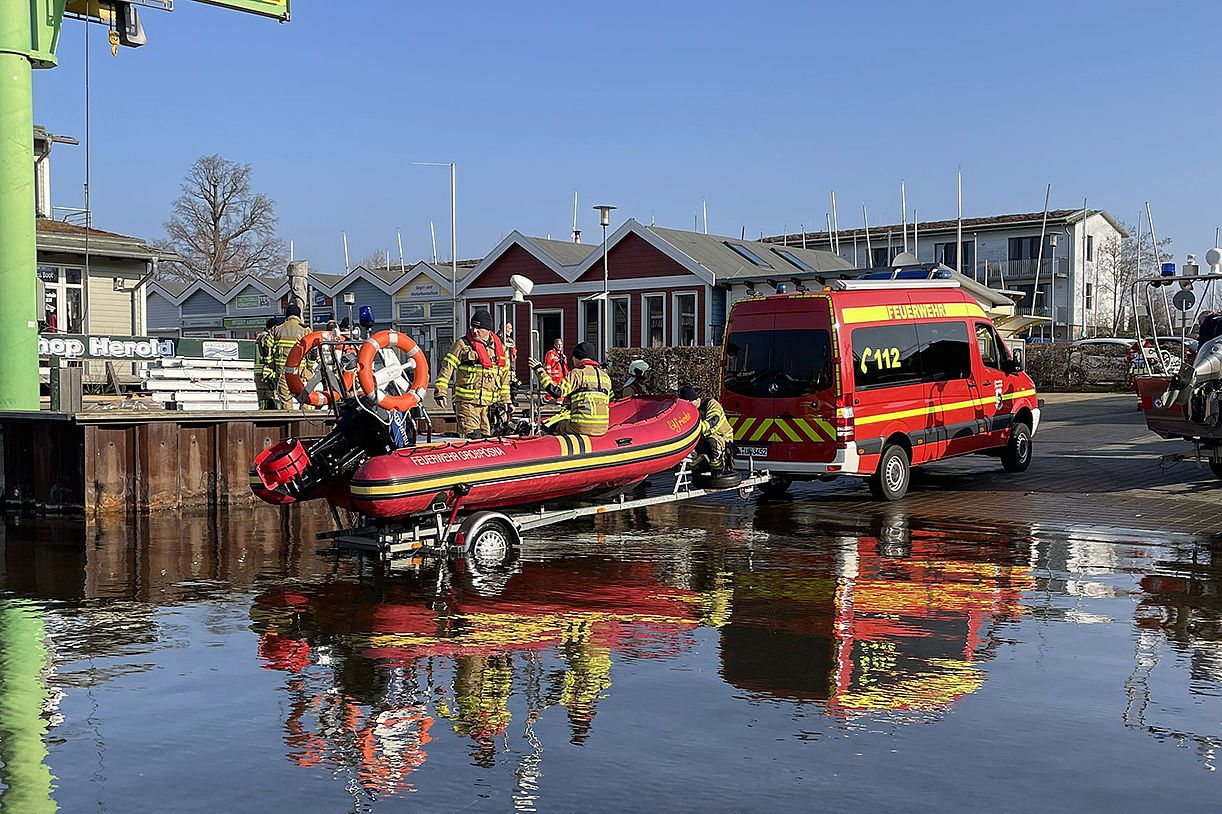 Feuerwehrboot wird geslippt