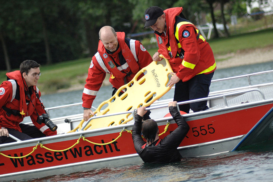 Rettungsboot-Besatzung bei Rettungsübung