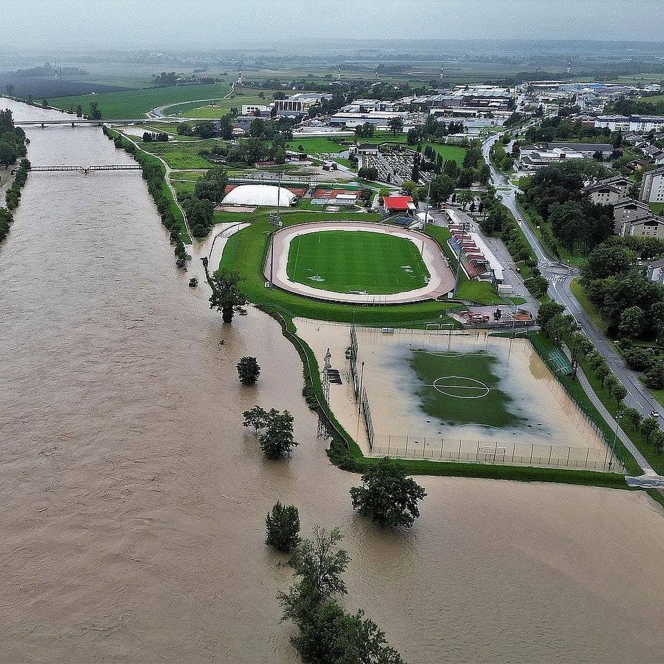 Fluss ist über Ufer getreten und hat Stadion überschwemmt