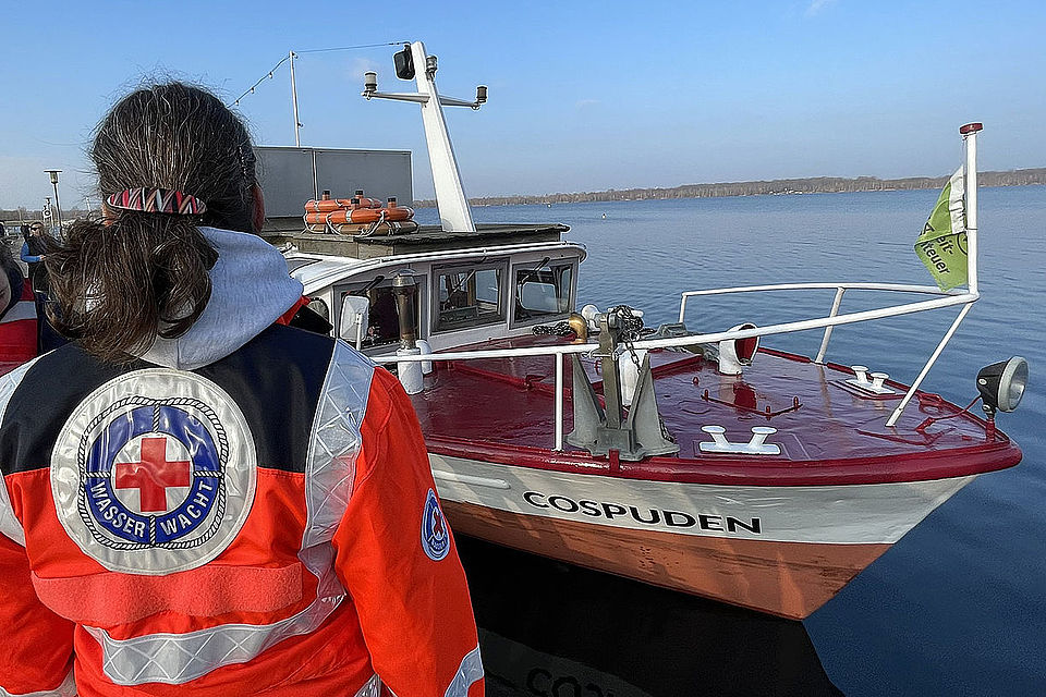 Wasserwächtlerin vor MS Cospuden