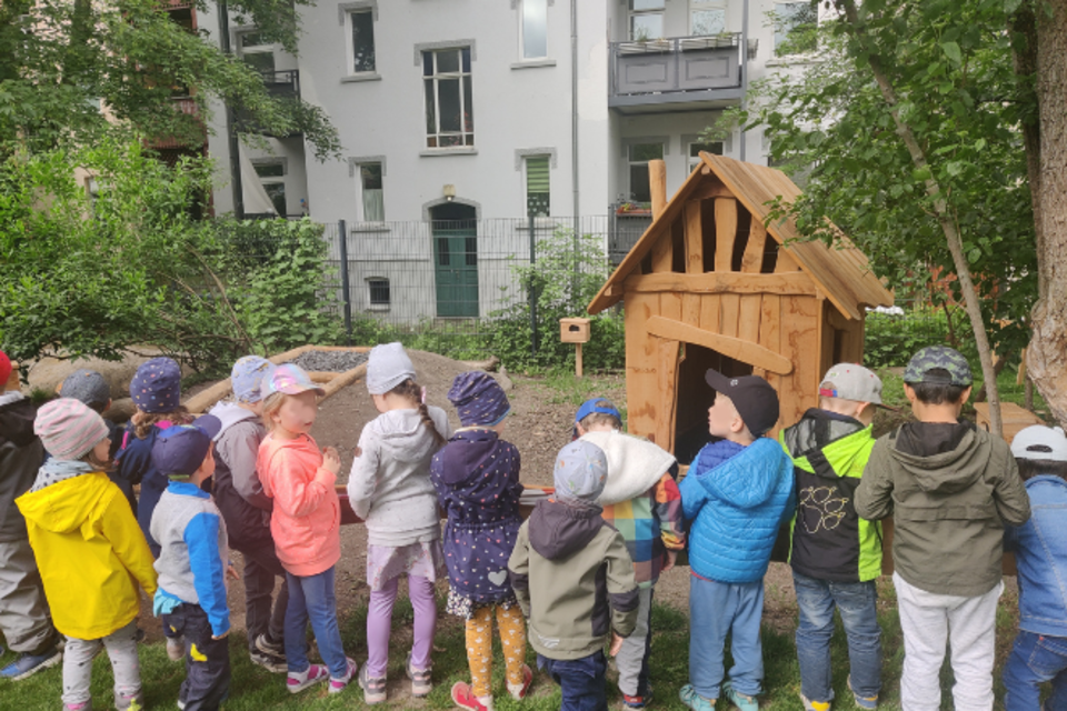 Viele Kinder stehen vor einem neuen Spielgerät