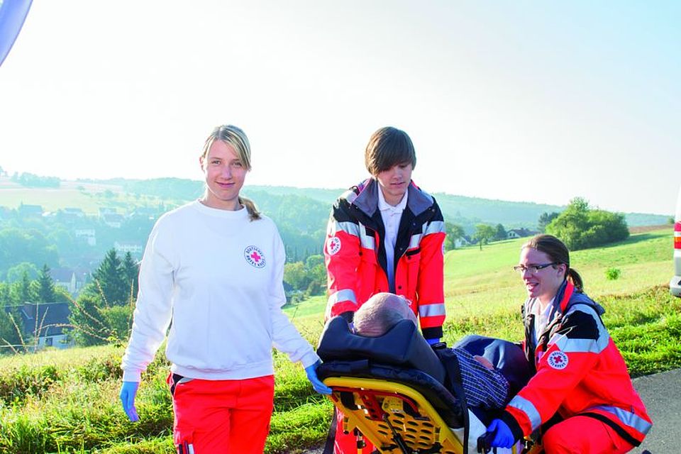 3 Einatzkräfte versorgen einen Patienten