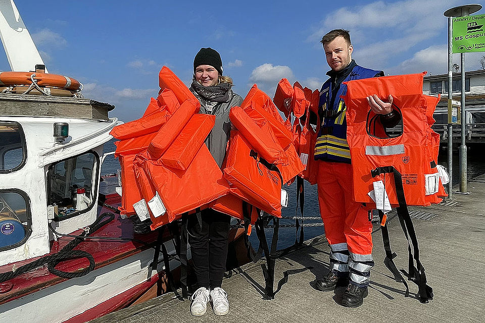 Eine gute Vorbereitung ist alles: Rettungswesten werden an Bord gebracht