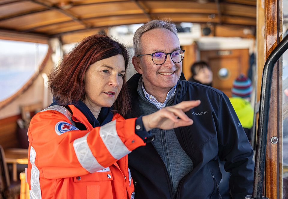 Dr. Steffi Hesse, Kreisleiterin Wasserwacht Leipzig-Stadt, und Olaf Schlegel, Bürgermeister Markkleeberg, wohnen der Übung bei