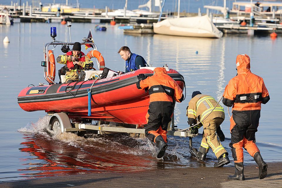 Rettungsboot der Feuerwehr wird geslippt