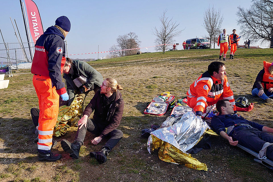 Verletzte werden an Land betreut und versorgt