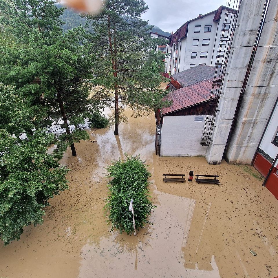 Blick von oben auf Hochwasser und Wohnhäuser