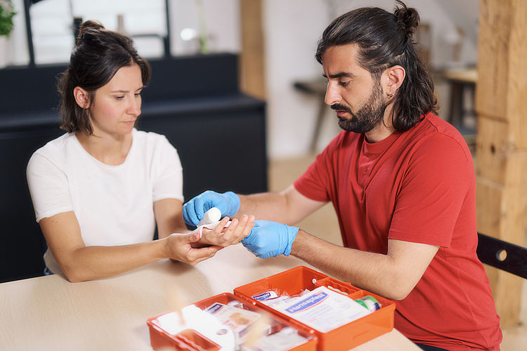Mann verbindet Frau eine Hand Mann verbindet Frau eine Hand
