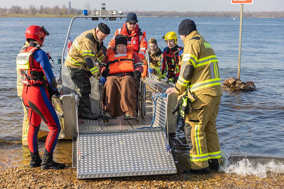 Rollstuhlfahrerin wird von Feuerwehr an Land gebracht