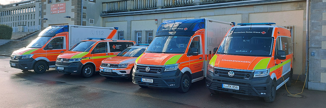 verschiedene Einsatzfahrzeuge vor der Rettungswache am Sportforum