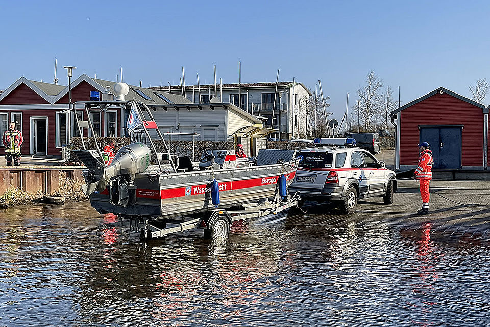 Motorboot der Wasserwacht wird geslippt