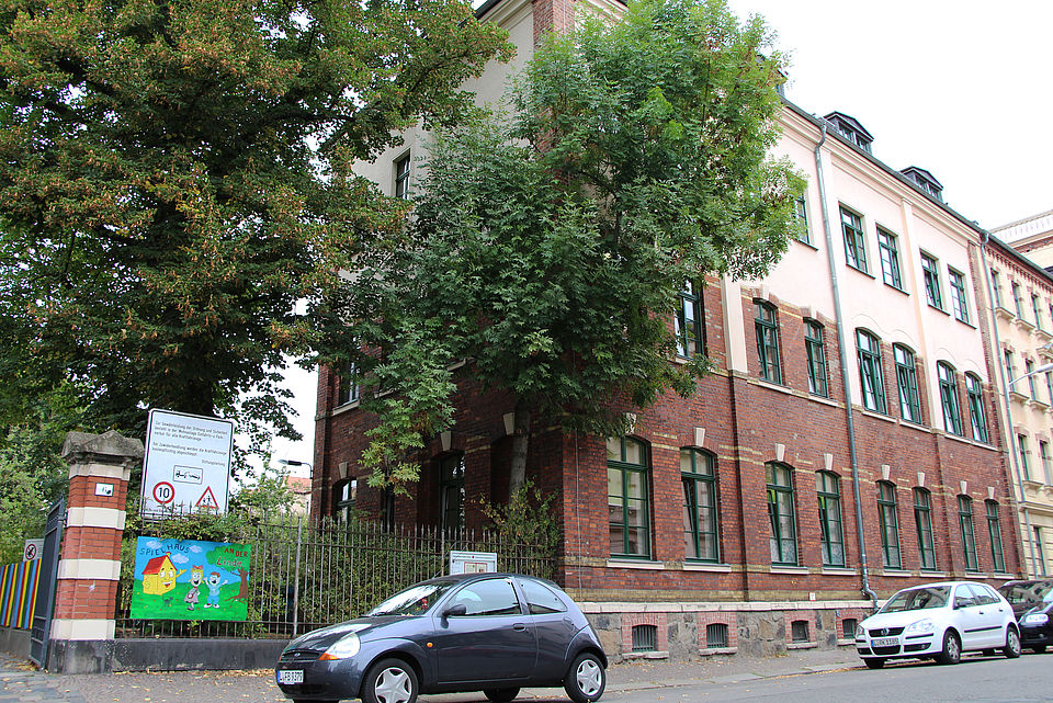 Backsteingebäude mit Baum davor