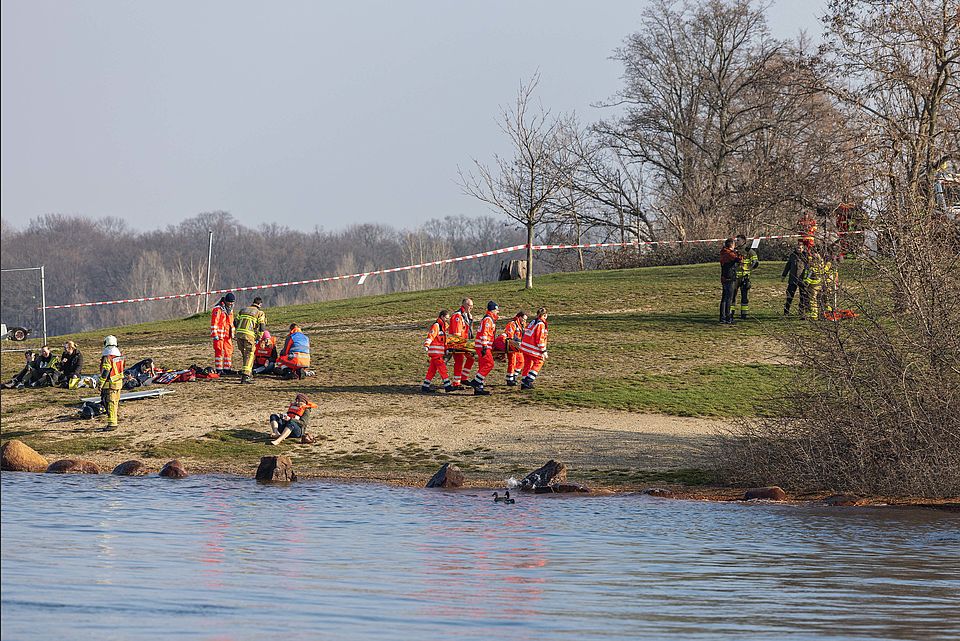 Verletzte werden an Land gebracht